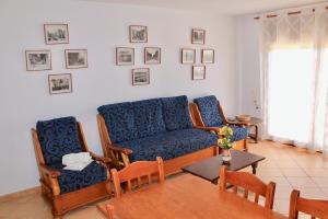 ein Wohnzimmer mit einem Sofa, Stühlen und einem Tisch in der Unterkunft Les Dunes Vista al mar frontal 3H 315 in Begur