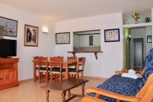 ein Wohnzimmer mit einem Tisch und einem Esszimmer in der Unterkunft Les Dunes Vista al mar frontal 3H 315 in Begur
