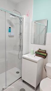 une salle de bain blanche avec douche et toilettes dans l'établissement Estudios Céntricos RH - Altamar, à Santander