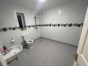 Ένα μπάνιο στο Accessible Bungalow , Crompton Haven, Croxteth Park, Liverpool +29 φωτογραφίες
