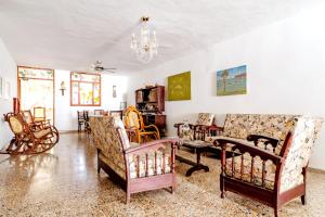 a living room filled with furniture and a chandelier at Hospedaje a pocos metros del mar y del Centro histórico in Santa Marta