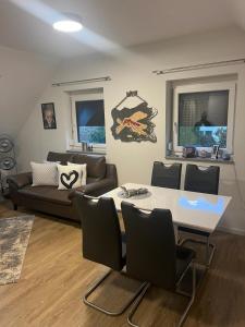 sala de estar con mesa y sofá en Murtal Appartment Größingblick en Zeltweg