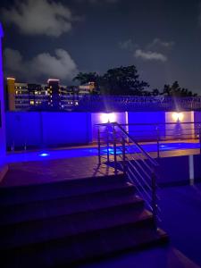 un conjunto de escaleras con luces azules en un edificio en BEDWELL HOMES en Lagos