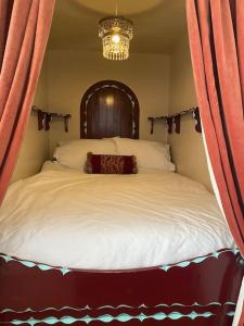 Кровать или кровати в номере Appartment-The Little Vardo