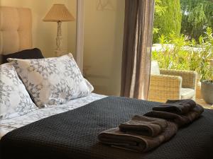 Una cama con dos toallas encima. en Carolienne en Vallauris