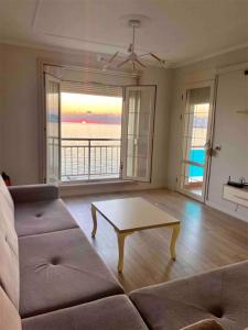 een woonkamer met een bank en een salontafel bij Redi's Luxurious Beachfront Apartment FULL VIEW 02 in Durrës