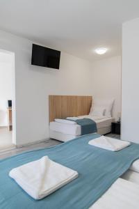 um quarto com uma cama com duas toalhas em Farkas Villa Apartmanok em Mórahalom
