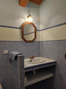 uma casa de banho com um lavatório e um espelho em Maestrazgo Teruel Casa Marco em Luco de Bordón