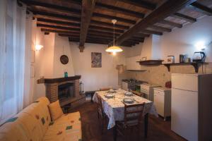 Il comprend un salon avec une table et une cuisine. dans l'établissement Nature & Relax in Tuscany - Pagiano 1, à Roccastrada