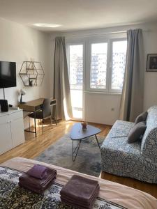 sala de estar con sofá y mesa en Apartment Bruno NICE PLACE, en Belgrado