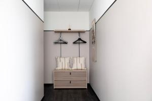コペンハーゲンにあるBob W Østerbro Copenhagenの白い壁の客室で、ドレッサー(枕付)が備わります。 +37枚の写真