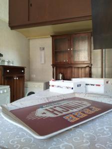 uma cozinha com uma caixa de pizza sentada numa cama em La Casa di Edo em Palermo
