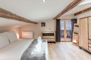 1 dormitorio grande con 1 cama y TV en Chalet Kieppi - View off Mont-Blanc range, en Les Houches