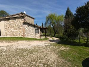 een extern uitzicht op een stenen huis bij Scappo in Umbria, Collefiorito in Rocchette