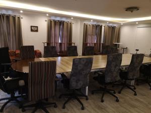 ein Konferenzraum mit einem großen Holztisch und Stühlen in der Unterkunft Lotus Guest House in Johannesburg + 99 Fotos