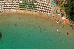 Una vista aérea de una playa con gente en el agua. en Stoupa Serene Nests - Spitiko Getaway, en Stoupa