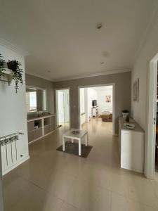 duży salon ze stołem w środku w obiekcie Vivienda Cousillas w mieście Noalla