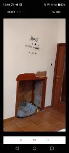 een open haard in een kamer met een bord aan de muur bij Casa Emma in Cremolino