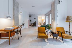 sala de estar con mesa y sillas en 2nd Station Hostel en Bled