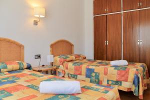 Postel nebo postele na pokoji v ubytování Apartamento con vista frontal al mar en Pals 316