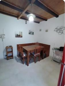 een eetkamer met een houten tafel en stoelen bij Casa Emma in Cremolino
