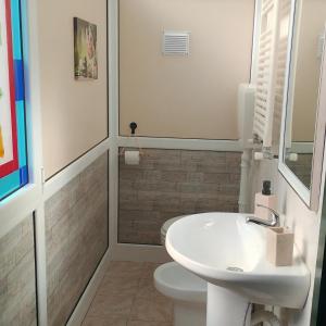 een badkamer met een toilet en een wastafel bij Casa Emma in Cremolino