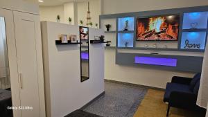 - une salle d'attente avec une télévision murale dans l'établissement Estudios Céntricos RH - Altamar, à Santander