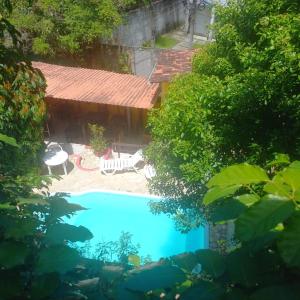 莫羅聖保羅的住宿－Suítes Viver Bahia Morro Sao Paulo，享有带房屋的游泳池的顶部景致