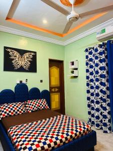 sypialnia z łóżkiem z motylem na ścianie w obiekcie Villa meublée climatisé en cours unique w mieście Wagadugu