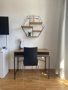 escritorio con silla y lámpara en la habitación en Apartment Bruno NICE PLACE, en Belgrado