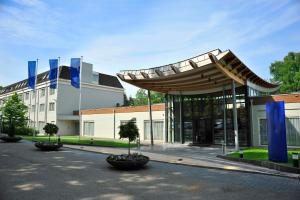 een gebouw met een paviljoen ervoor bij Fletcher Hotel Restaurant Doorwerth - Arnhem in Doorwerth