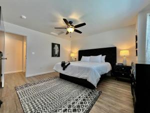 - une chambre avec un lit et un ventilateur de plafond dans l'établissement Pearl of a home, central Batesville, IN -New build, à Batesville