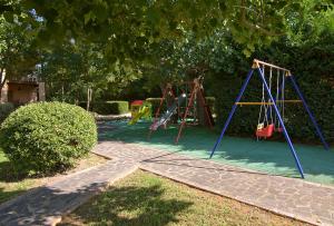 - une aire de jeux avec 2 balançoires dans un parc dans l'établissement Le Acacie, à Castellammare di Velia