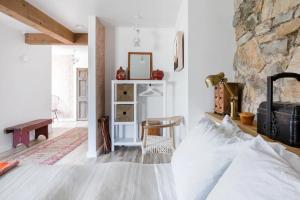- une chambre avec un lit et un mur en pierre dans l'établissement Studio Guest Suite in Forest Cottage, à Tryon