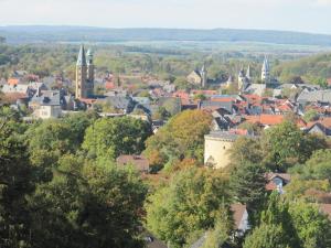 Blick auf eine Stadt mit Bäumen und Gebäuden in der Unterkunft Piepmäker Stübchen in Goslar