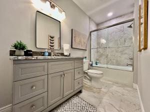Et badeværelse på Luxury Home Incredible master suite Liberty Twp OH