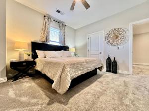 En eller flere senge i et værelse på Luxury Home Incredible master suite Liberty Twp OH