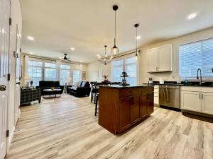 MaudにあるBeautiful NEW Ranch Home with a large deck and gamesの家の中のオープンキッチンとリビングルーム
