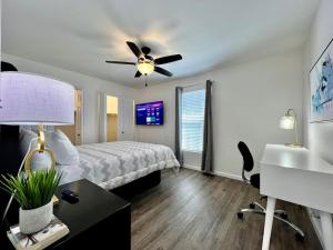 1 dormitorio con 1 cama y ventilador de techo en Pearl of a new construction home Batesville, IN, en Batesville