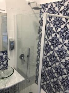 ein Bad mit einer Dusche und einer Glastür in der Unterkunft B&b Pompei Window in Pompei