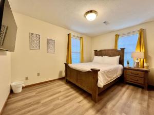 1 dormitorio con 1 cama y suelo de madera en Lovely remodeled 2 bedroom in Middletown, Ohio en Middletown