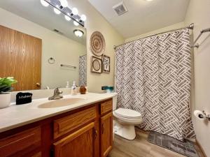 y baño con aseo y cortina de ducha. en Lovely remodeled 2 bedroom in Middletown, Ohio en Middletown