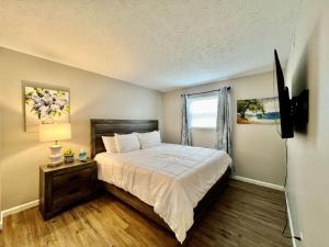 ein Schlafzimmer mit einem Bett und einem TV in der Unterkunft 1510 B is a great 2 bedroom stay in Middletown