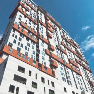 a tall building with red and white at 2512 URBN Escalante Hermoso Loft SIN PARQUEO in San José