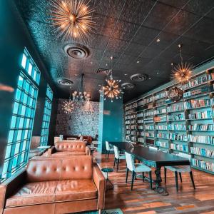 a library with a couch and a table and books at 2512 URBN Escalante Hermoso Loft SIN PARQUEO in San José