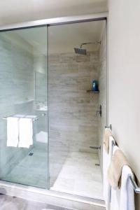 a bathroom with a shower with a glass door at 2512 URBN Escalante Hermoso Loft SIN PARQUEO in San José