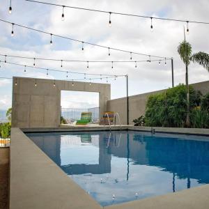a swimming pool with lights on top of it at 2512 URBN Escalante Hermoso Loft SIN PARQUEO in San José