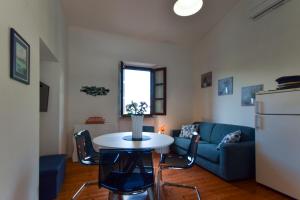A seating area at Duca House