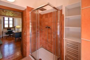 A bathroom at Duca House