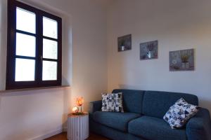 A seating area at Duca House
